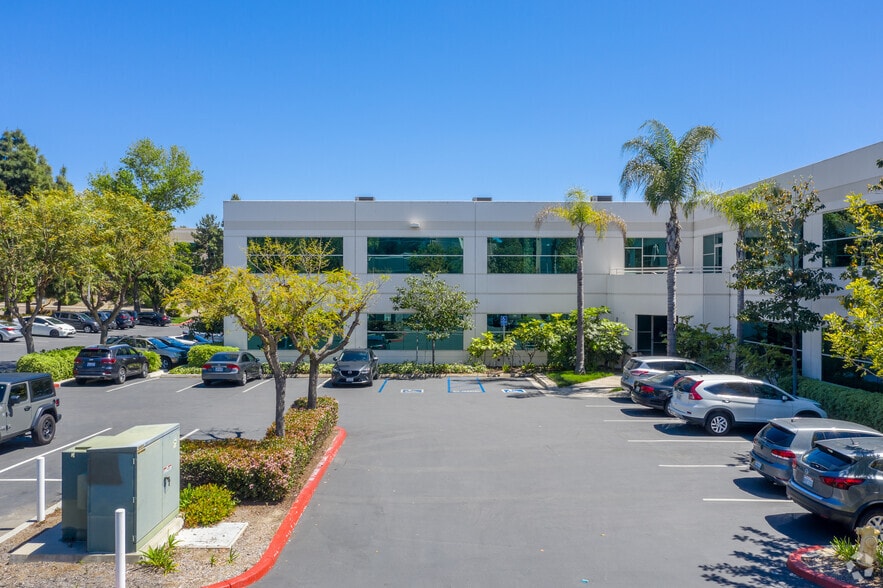 891 Kuhn Dr, Chula Vista, CA à louer - Photo du bâtiment - Image 2 de 9