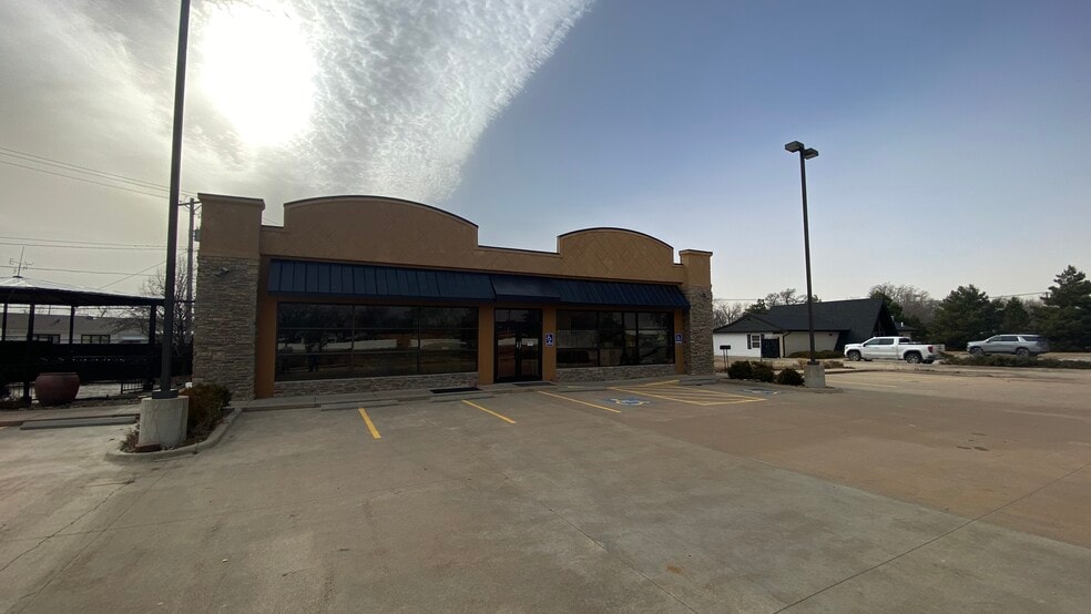 1305 State Road 96, Great Bend, KS à vendre - Photo du bâtiment - Image 2 de 13