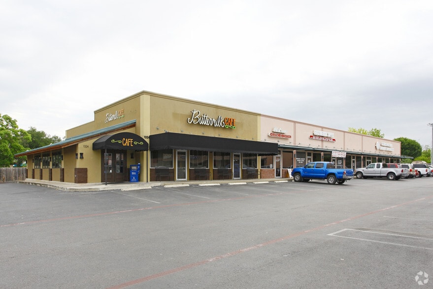 1312 E Common St, New Braunfels, TX à louer - Photo principale - Image 3 de 3