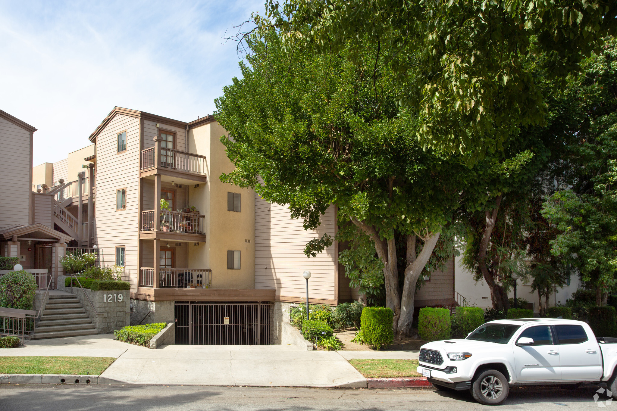 1219 N Columbus Ave, Glendale, CA for sale Primary Photo- Image 1 of 1