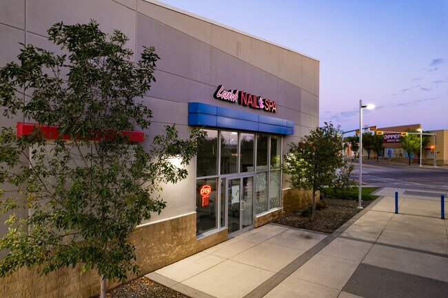 Plus de détails pour 11668 Sarcee Trl NW, Calgary, AB - Commerce de détail à louer