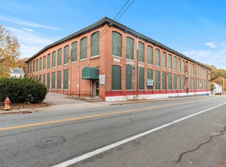 770 Main St, West Warwick, RI à vendre - Photo du bâtiment - Image 1 de 35