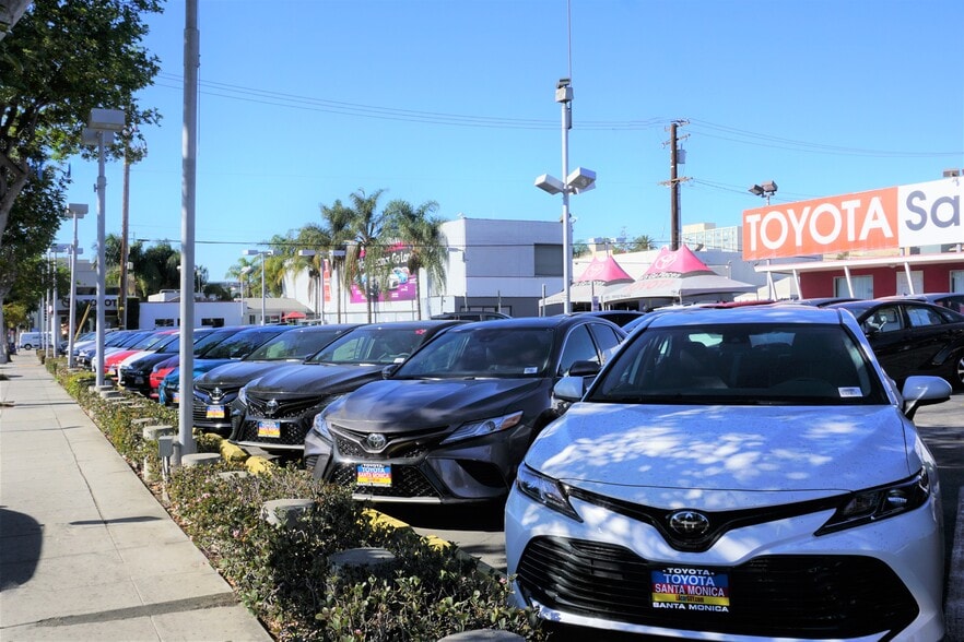 825 Santa Monica Blvd, Santa Monica, CA for sale - Building Photo - Image 2 of 9