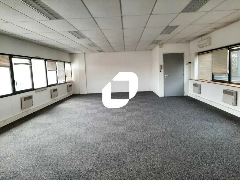Office in Plaisir for lease - Building Photo - Image 3 of 17