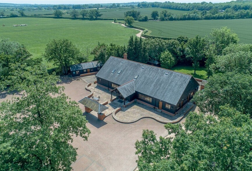 Kingswood Ln, Aylesbury à louer - Photo du bâtiment - Image 3 de 44