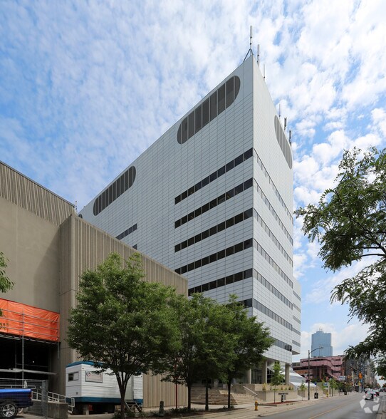 100 Dundas St, London, ON à louer - Photo du bâtiment - Image 2 de 2