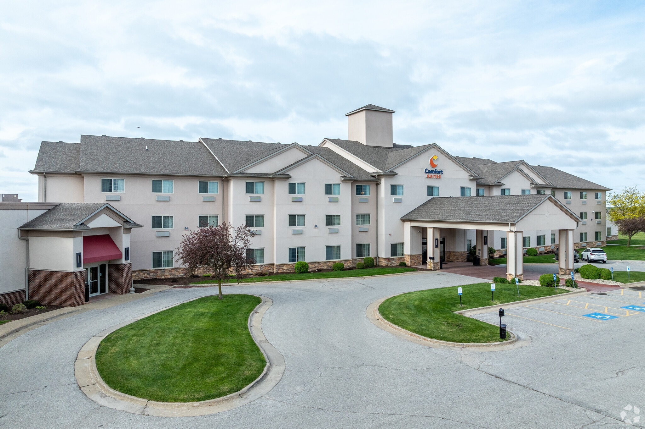 1780 Stonegate Center Dr, Burlington, IA for lease Primary Photo- Image 1 of 7