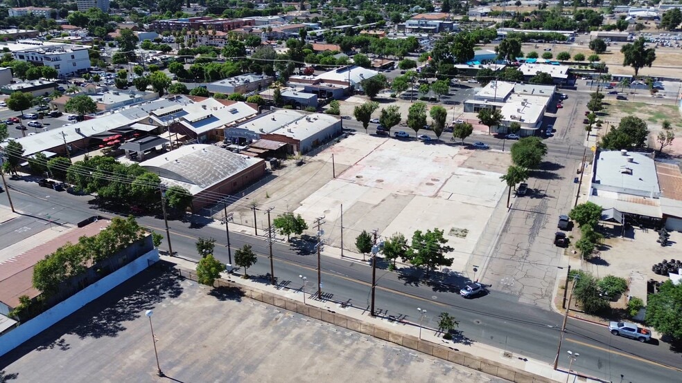 615 E Main St, Visalia, CA à vendre - Vidéo sur l’inscription commerciale - Image 2 de 7