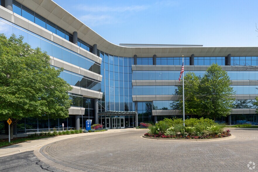 700 Commerce Dr, Oak Brook, IL à louer - Photo du bâtiment - Image 2 de 11