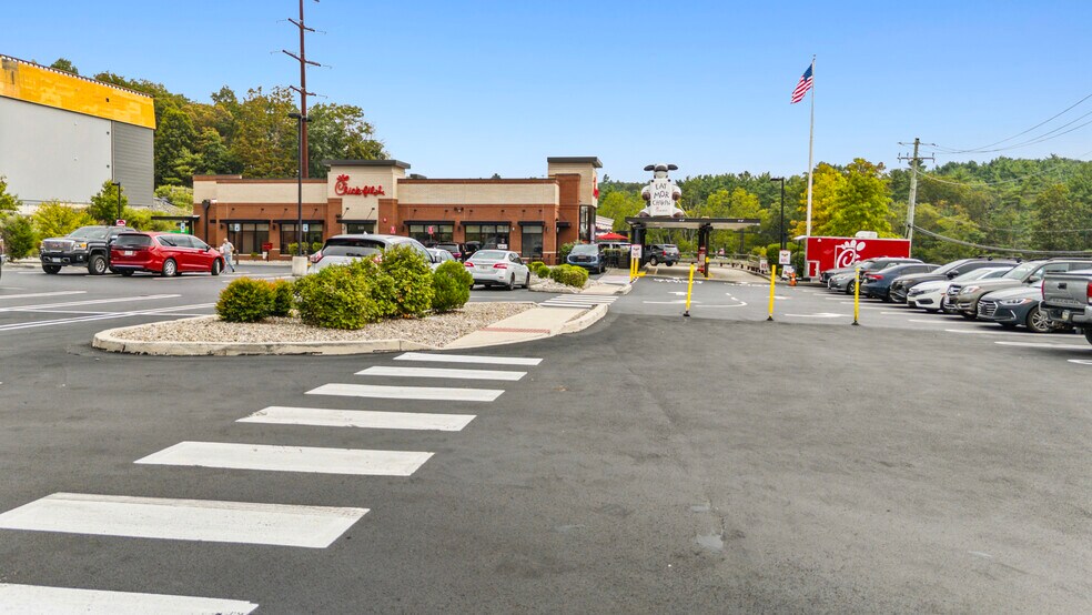 115 Plaza 611 Ln, Stroudsburg, PA à vendre - Photo du bâtiment - Image 2 de 4