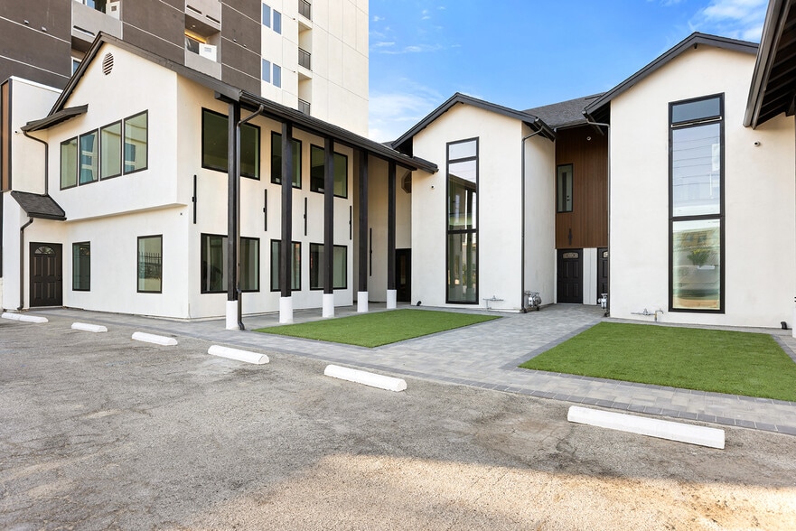 21107-21115 Vanowen St, Canoga Park, CA for lease - Building Photo - Image 2 of 8