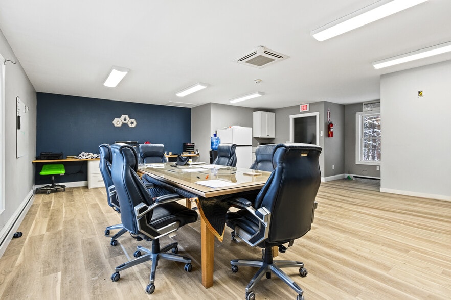 2108 Broadway, South Portland, ME à vendre - Photo du bâtiment - Image 3 de 13