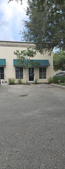 1076 Business Ln, Naples, FL à vendre - Photo du bâtiment - Image 2 de 11