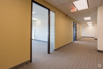 5920 & 5940 Macleod Trl SW, Calgary, AB à louer Photo intérieure- Image 2 de 7