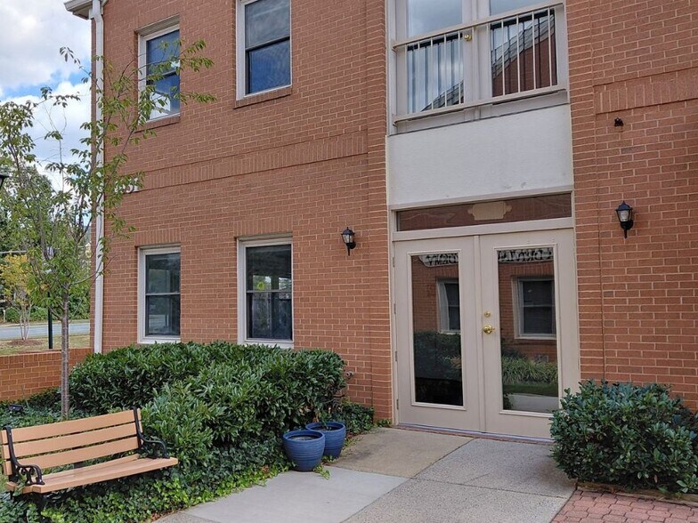 1031 Sterling Rd, Herndon, VA à louer - Photo du bâtiment - Image 3 de 8