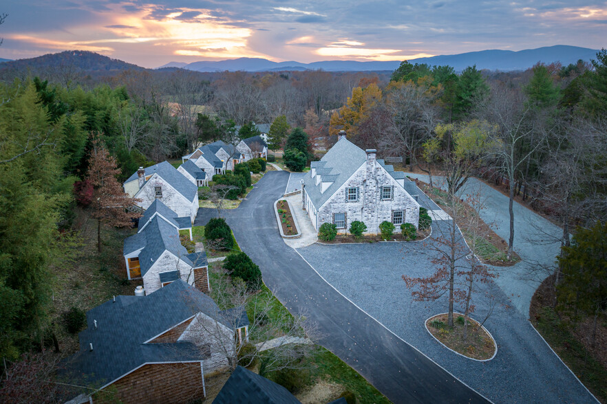 3500 Sunset Lodge Ct, Charlottesville, VA à vendre - Photo principale - Image 1 de 1