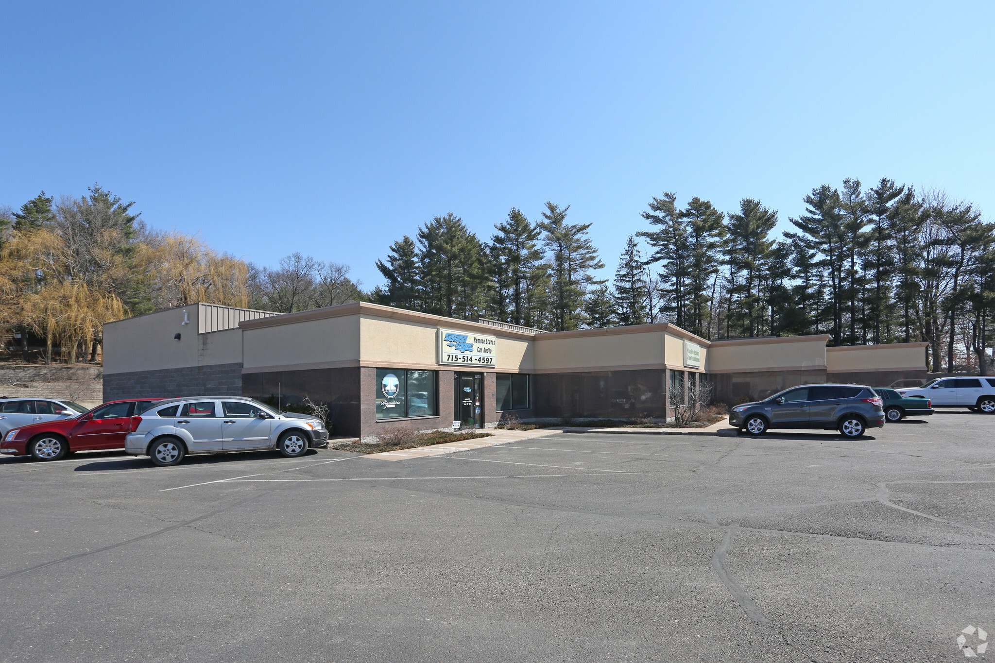 2204 N Hillcrest Pky, Altoona, WI for lease Building Photo- Image 1 of 2