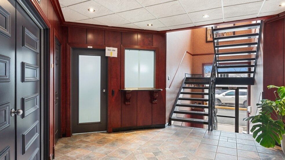 230 Boul Saint-Joseph O, Drummondville, QC for lease - Interior Photo - Image 2 of 2