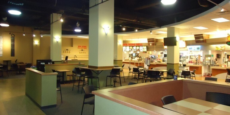 210 3rd Ave SE, Cedar Rapids, IA à louer - Photo principale - Image 2 de 10