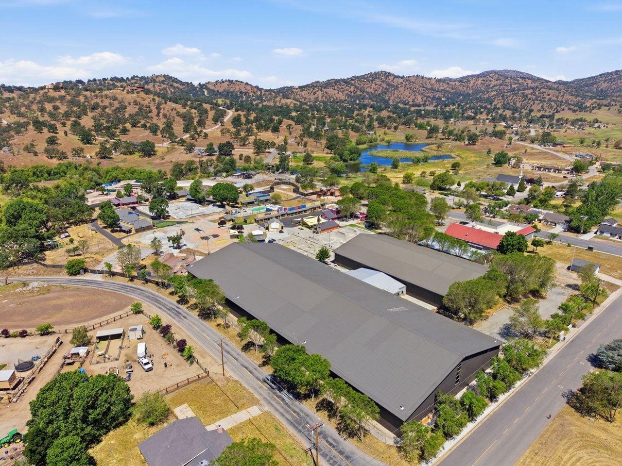 28400 Stallion Springs Dr, Tehachapi, CA for lease Interior Photo- Image 1 of 1