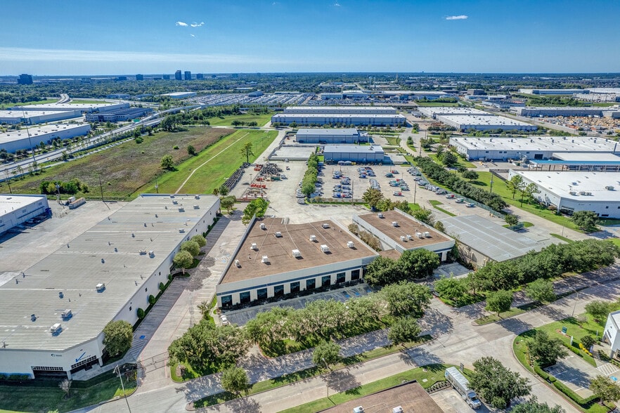 16503 Air Center Blvd, Houston, TX à louer - Photo du bâtiment - Image 3 de 18