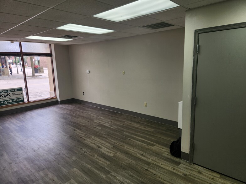 234 W Main St, Waukesha, WI for lease - Interior Photo - Image 2 of 6