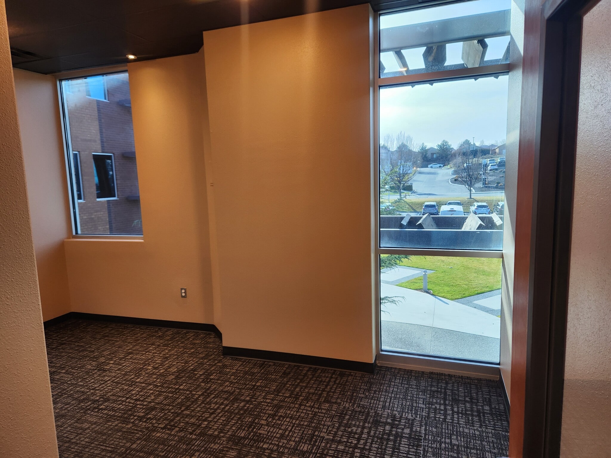 8905 W Gage Blvd, Kennewick, WA for lease Interior Photo- Image 1 of 6