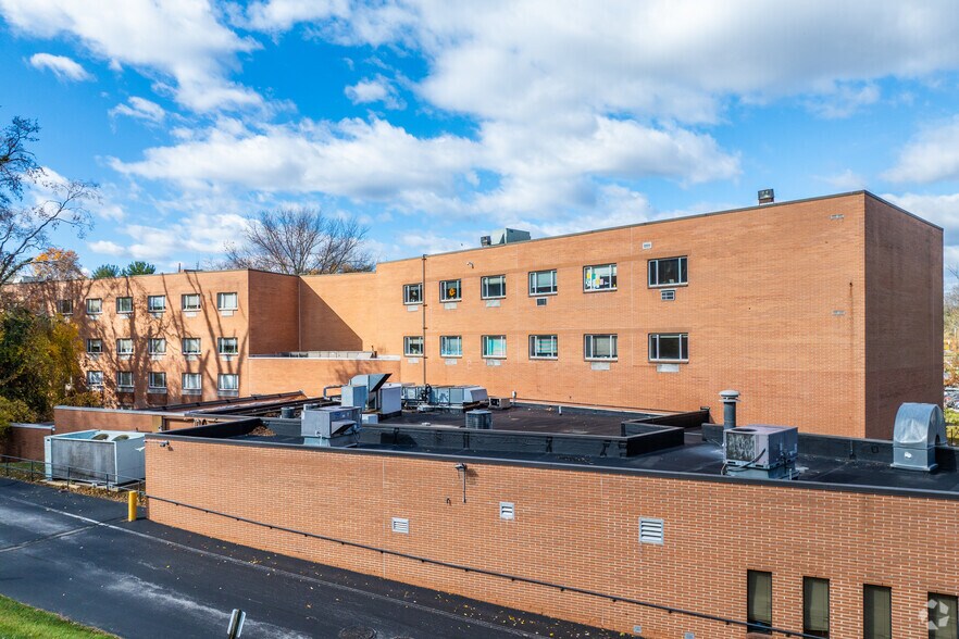 100 E Lancaster Ave, Wynnewood, PA à louer - Photo du bâtiment - Image 3 de 5