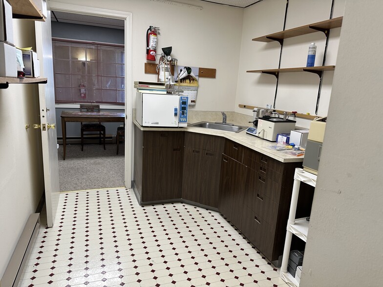 104 E Summit Ave, Wales, WI for sale - Interior Photo - Image 3 of 22