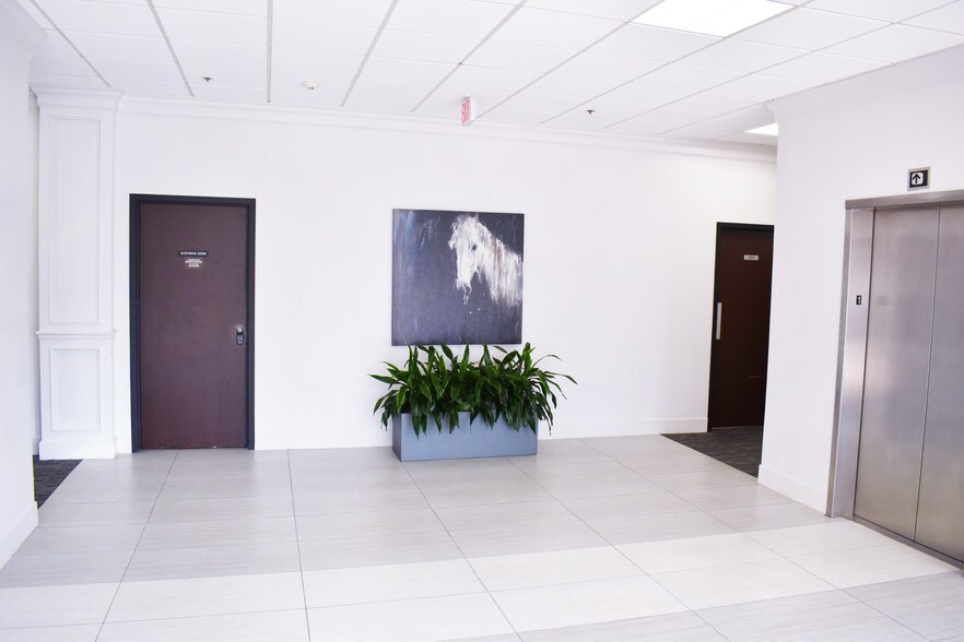 1903 Central Dr, Bedford, TX à louer - Hall d’entrée - Image 2 de 2