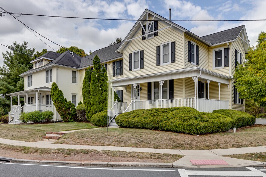 221 S Main St, Flemington, NJ à vendre - Photo du bâtiment - Image 3 de 54