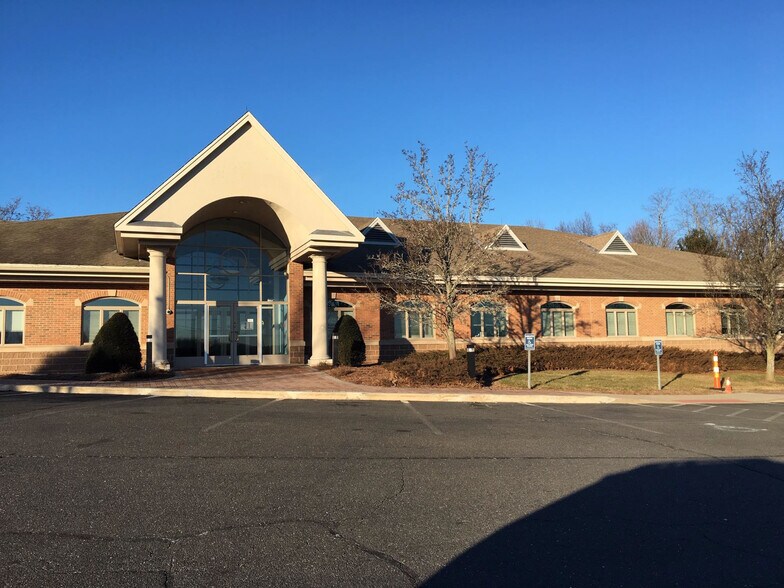 521 Cromwell Ave, Rocky Hill, CT à vendre - Photo principale - Image 1 de 15