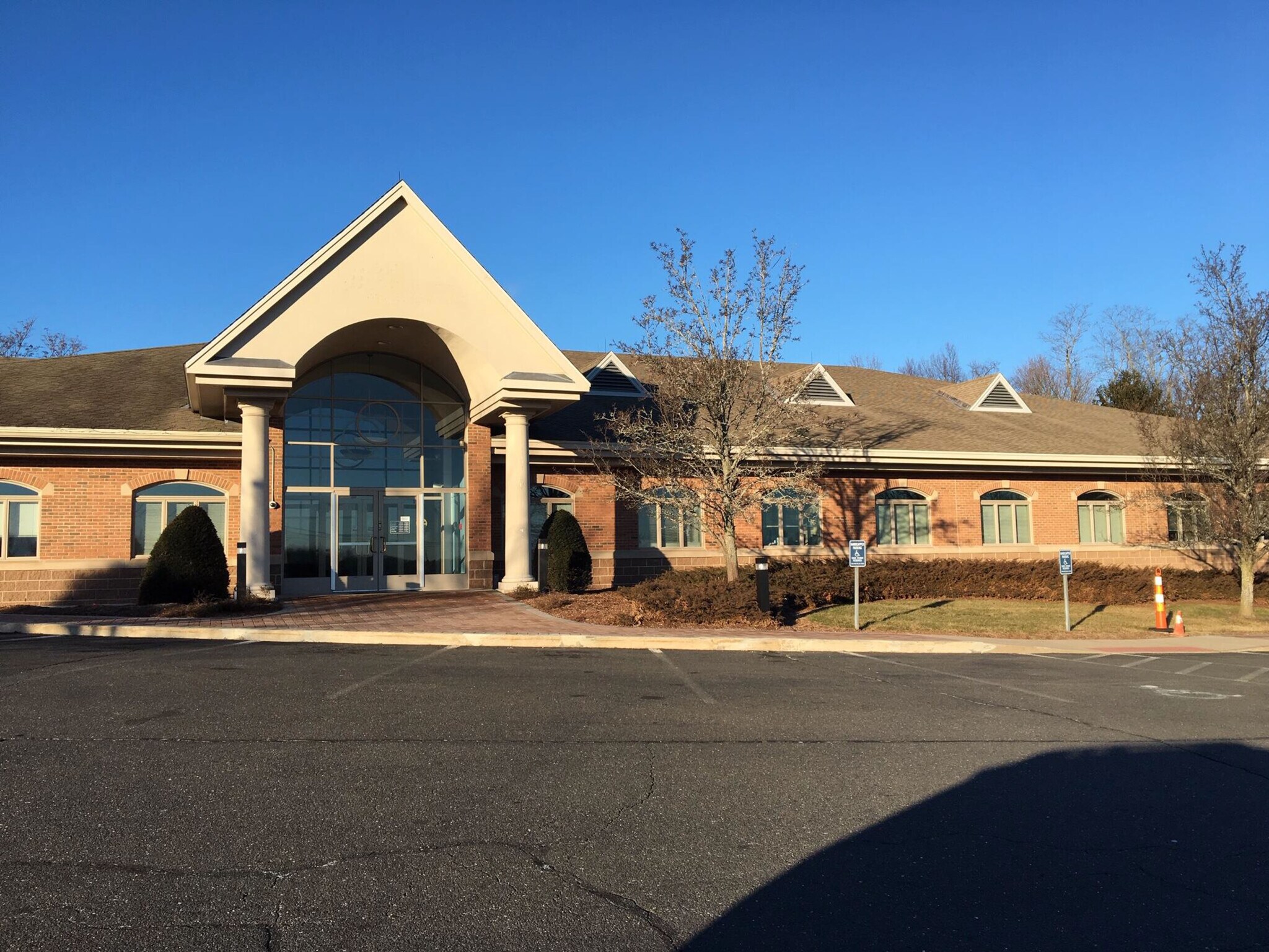 521 and 531 Cromwell Ave portefeuille de 2 propriétés à vendre sur LoopNet.ca Photo principale- Image 1 de 3