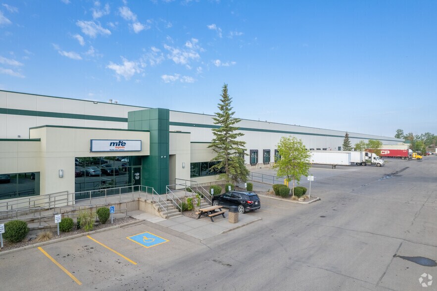 6505 48th St SE, Calgary, AB à vendre - Photo principale - Image 1 de 1