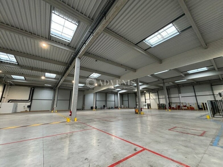 Flex in Sucy-en-Brie for lease - Building Photo - Image 2 of 7