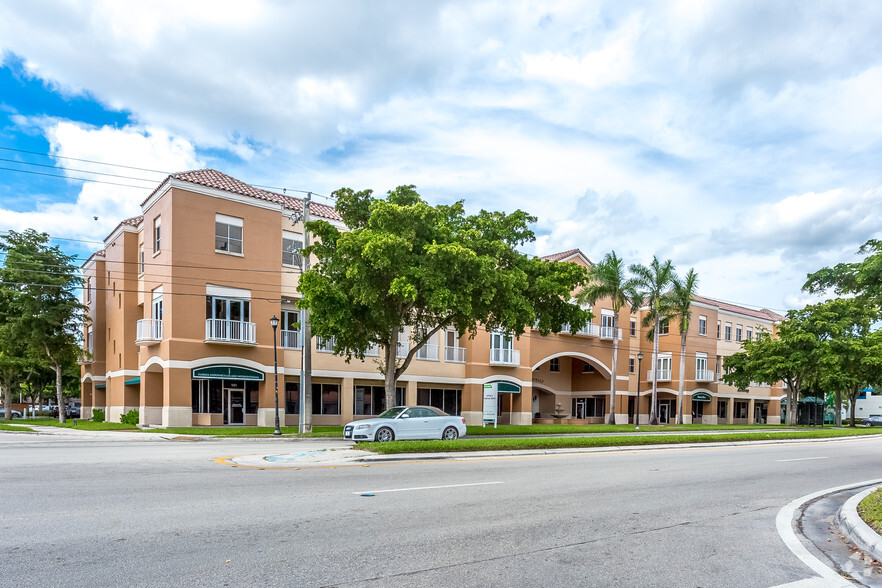 15600 NW 67th Ave, Miami Lakes, FL à louer - Photo du bâtiment - Image 2 de 8