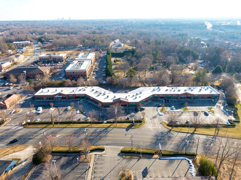 121-217 Jonestown Rd, Winston-Salem, NC à louer - Photo principale - Image 1 de 5
