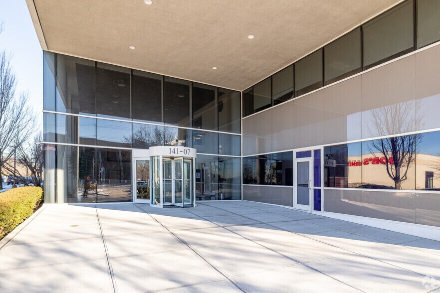 141-07 20th Ave, Whitestone, NY à louer - Photo du bâtiment - Image 2 de 7