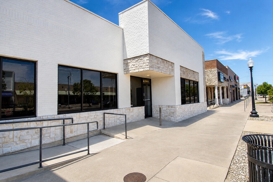 220 W Jefferson Blvd, Dallas, TX for lease - Building Photo - Image 2 of 13