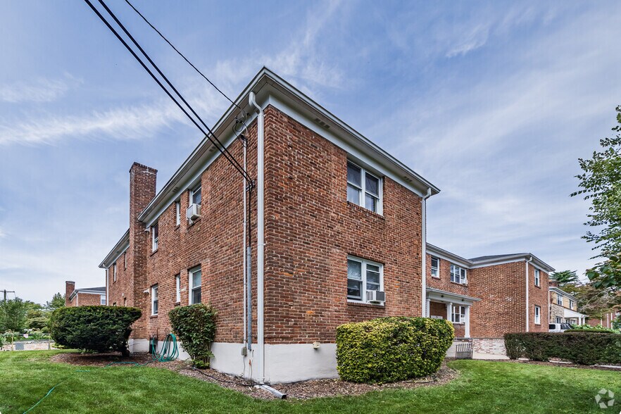 28 Linden St, Great Neck, NY à vendre - Photo du bâtiment - Image 2 de 15