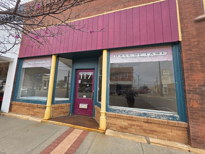 115 N Douglas Ave, Ellsworth, KS à vendre - Photo du bâtiment - Image 3 de 14