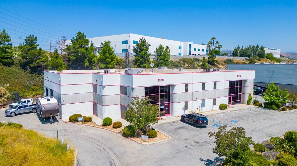 25217 Anza Dr, Valencia, CA à vendre - Photo du bâtiment - Image 3 de 10