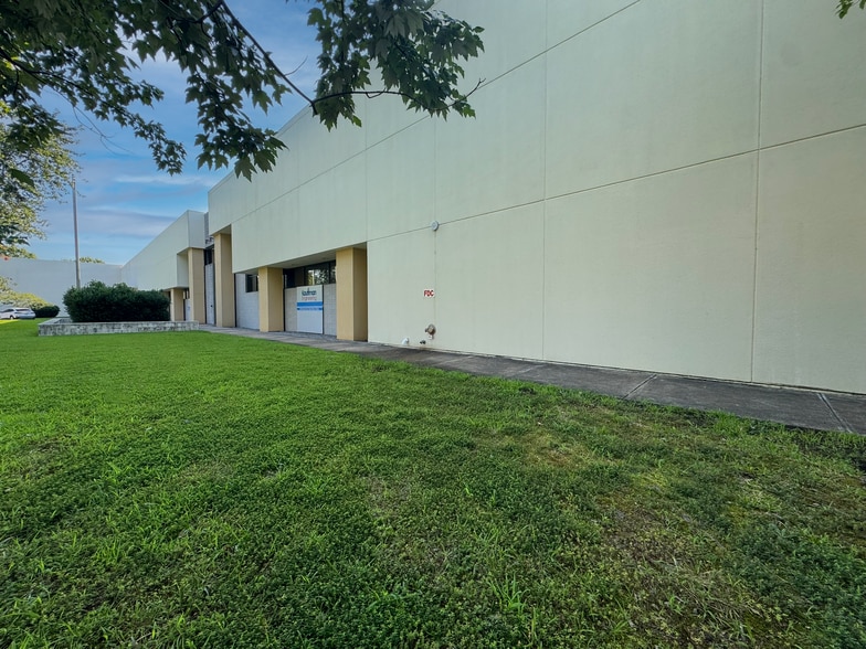 889 Seahawk Cir, Virginia Beach, VA for lease - Building Photo - Image 2 of 12