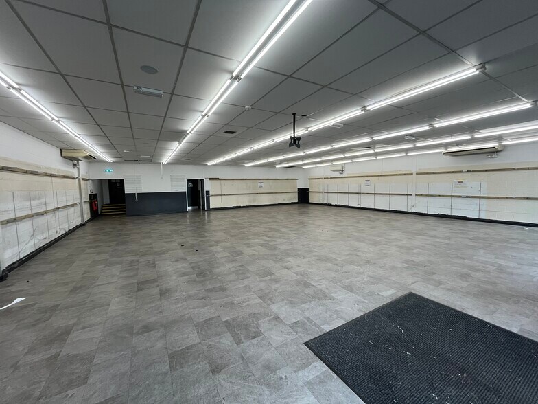 Pavilion Sq, Bolton for lease - Interior Photo - Image 2 of 6