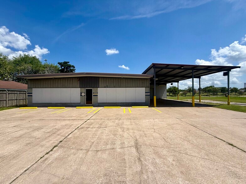204 Schilling St, Baytown, TX à louer - Photo du bâtiment - Image 1 de 16