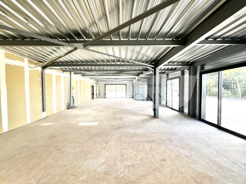 Retail in Marseille for lease - Interior Photo - Image 2 of 10