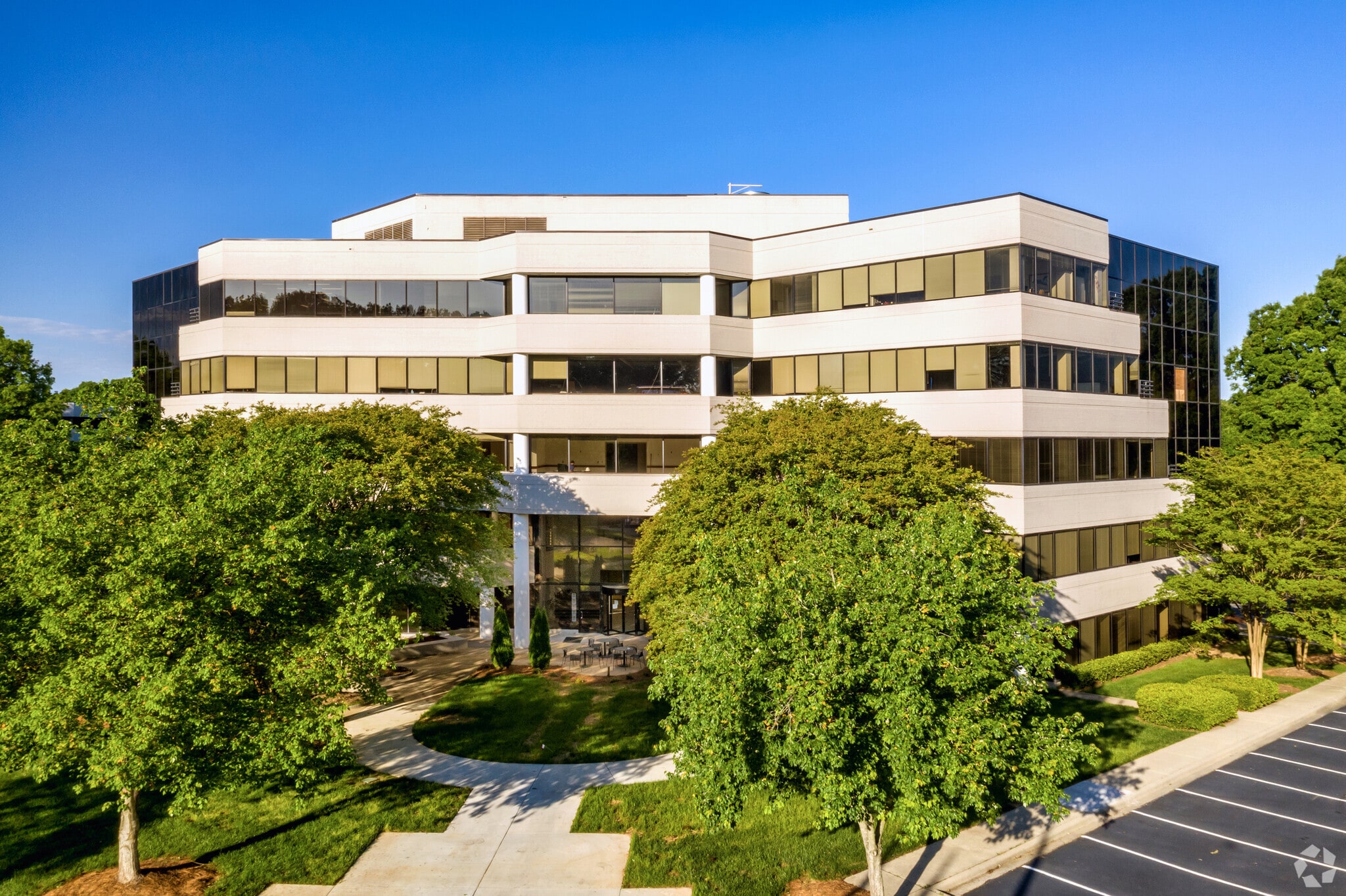 5200 77 Center Dr, Charlotte, NC à louer Photo du bâtiment- Image 1 de 17