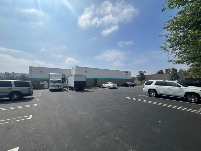 3540 Cadillac Ave, Costa Mesa, CA à louer - Photo du bâtiment - Image 3 de 7