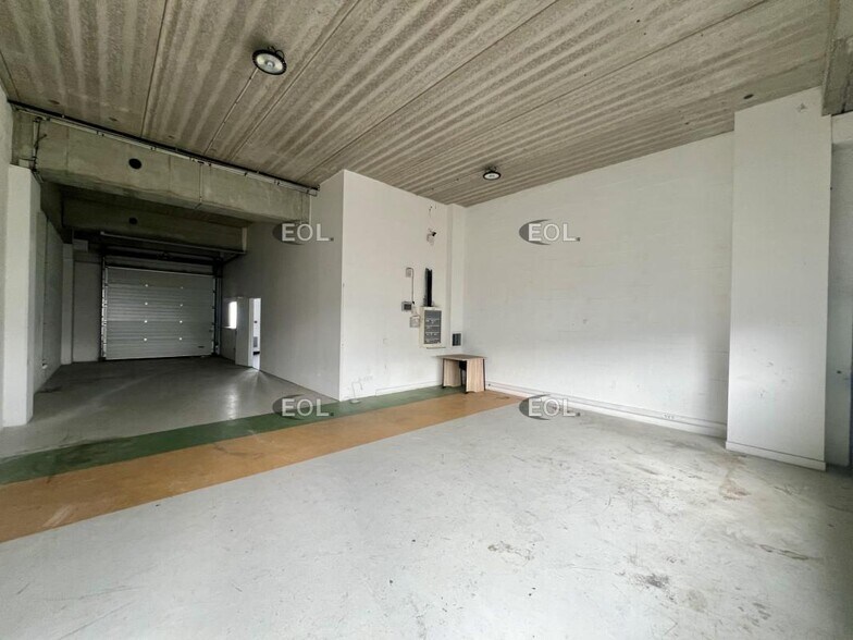Flex in Saint-Denis for lease - Interior Photo - Image 3 of 9