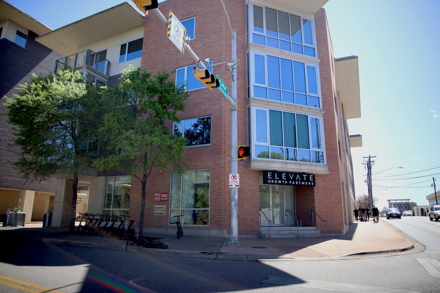 901 W 9th St, Austin, TX à louer - Photo du bâtiment - Image 3 de 25
